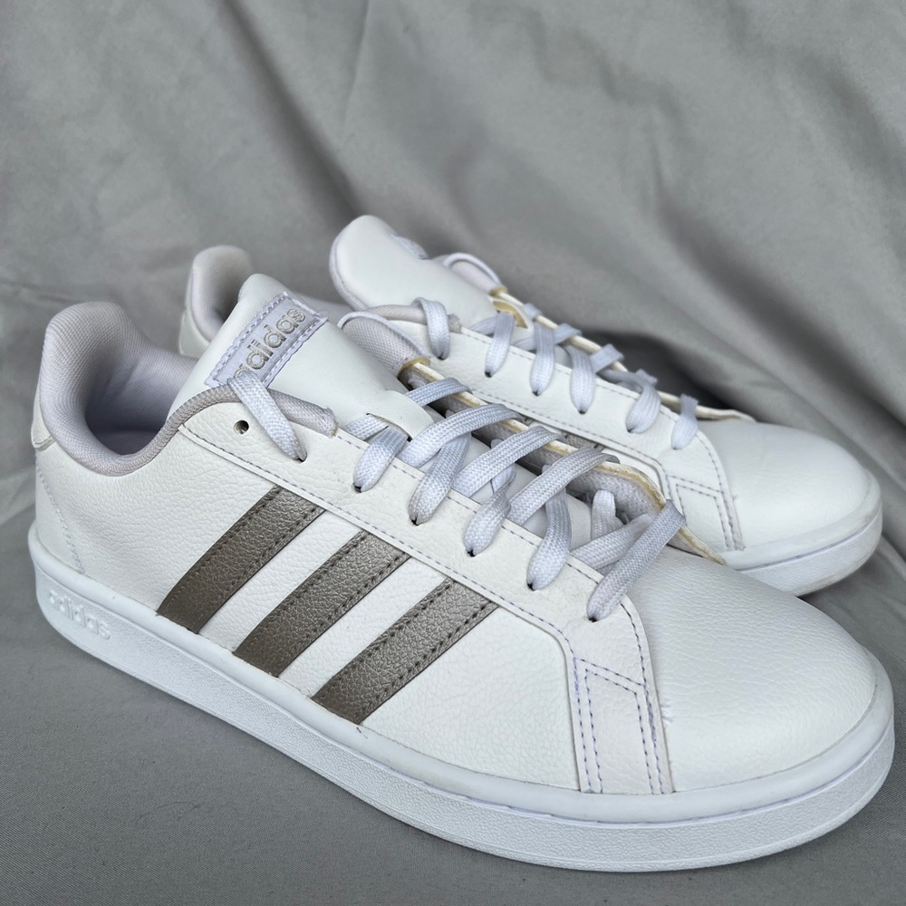 Adidas Women’s Grand Court Sneaker Sz 10 White and Platinum Metallic